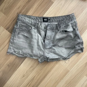 Gråa jeansshorts  - Köptes förra året men knappt kommit till användning☺️