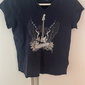 Zadig T-shirt - Zadig T-shirt i nyskick❤️ tröjan har inga små hål,fläckar som inte går bort eller andra defekter❤️ som ny pris kan diskuteras 