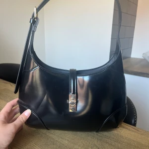 Väska H&M - Använd fåtal gånger, små repor på gruldspännet men inget som man direkt tänker på