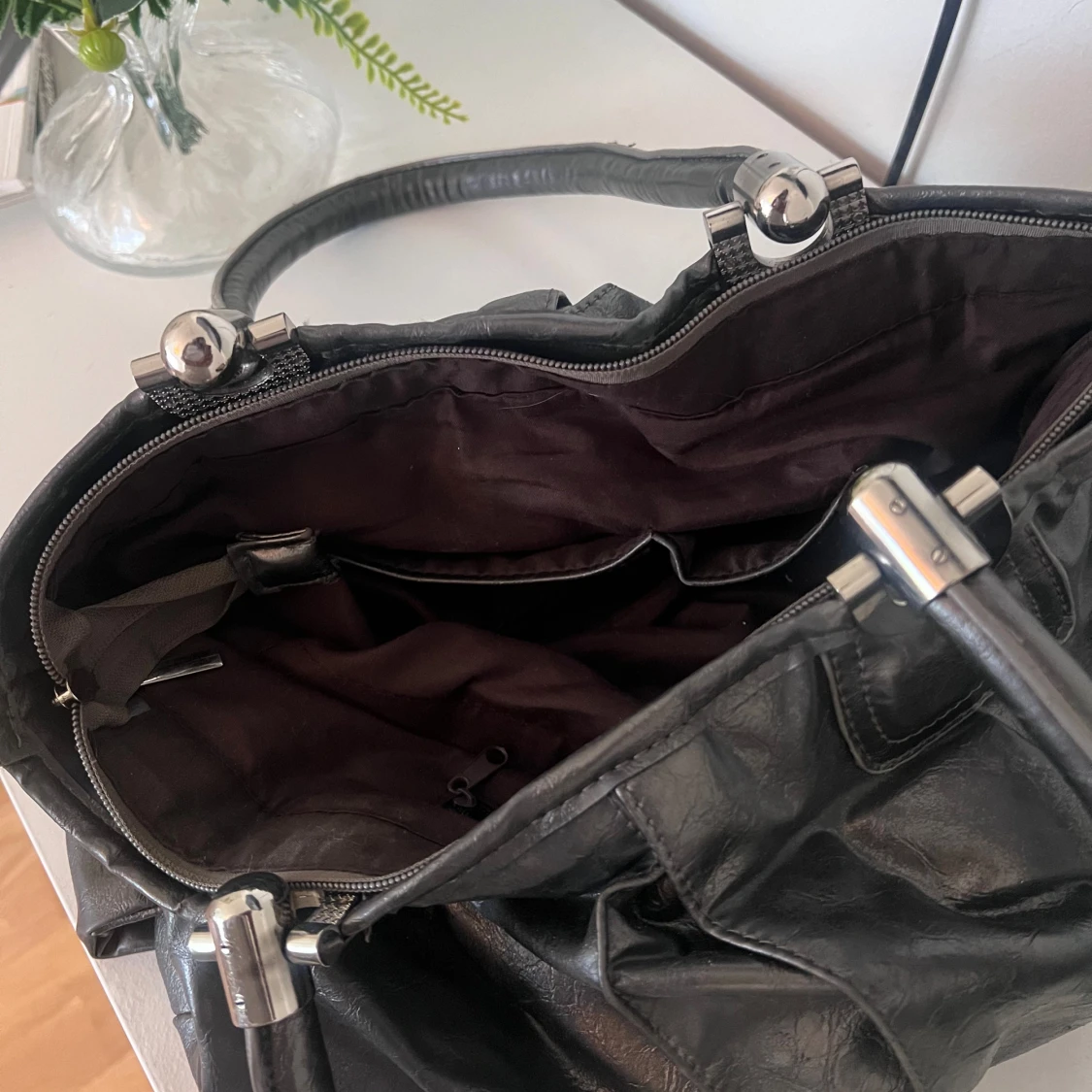 Grå/ silver handväska i skinn RETRO - 93