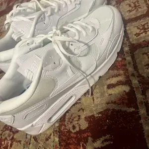 Jag säljer mina air Max 90 futura som är i storlek 43 dom är o använda jag säljer dom för att dom inte är min stil och är ganska små, dom kommer med boxen också