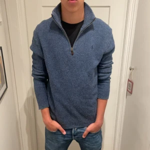 Blå stickad tröja med dragkedja - Säljer en snygg blå stickad tröja med dragkedja i halsen. Tröjan är långärmad och perfekt för höst och vinter. Den är i bra skick och passar både till vardags och lite finare tillfällen. Supermysig och varm!