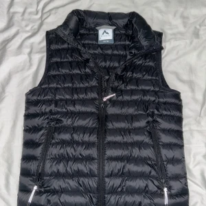 Väst  - Säljer en väst i nyskick. Storlek 158/164, skulle säga att den passar dig som är runt 165 beroende på kroppsbyggnad. Bra passform och kan matcha med mycket 🔥