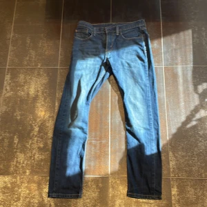 Levi's 511 jeans i blå färg - Säljer ett par Levi's 511 jeans i blå färg. De är i bra skick. Pris kan diskuteras!