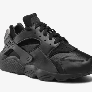 Nike Air Huarache - Säljer ett par svarta Nike sneakers i syntetmaterial. Perfekta för både vardag och träning. Skorna är i nytt skick och redo att användas direkt. Passar perfekt till alla outfits!