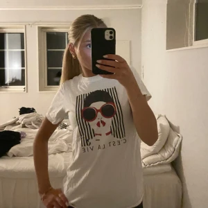 T-shirt med tryck  - Säljer då den inte kommer till användning🩷