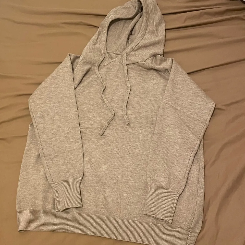 Säljer en skön beige merinoull hoodie i storlek S. hör av er vid funderingar!!. Hoodies.