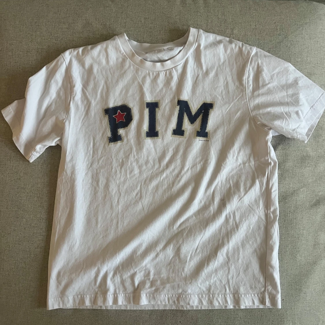 Vit t-shirt med PIM-tryck