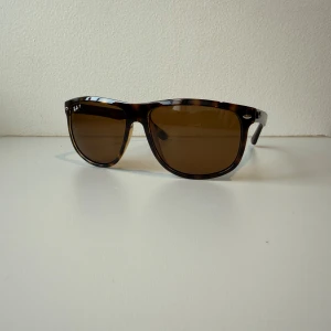 Ray-Ban Boyfriend Polarized - Säljer ett par Ray-Ban ”Boyfriends” Polarized i väldigt bra skick. Glasögonen är köpte i somras och används max 15 gånger. Nypris ligger på runt 1600. Det finns inga synliga skador eller repor på glasögonen. Skriv gärna vid funderingar eller prisförslag😃