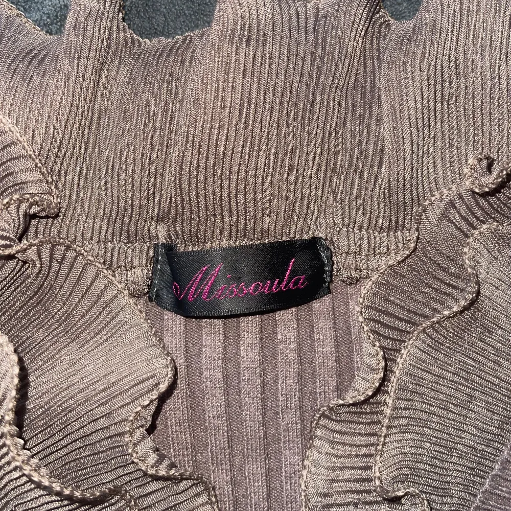 Super snygg fransk vintage topp/tröja/kofta från ”Missoula” med många detaljer. Säljer pga inte min stil. Har litet bälte man kan knäppa och volanger. Skriv om ni undrar något!😻. Tröjor & Koftor.