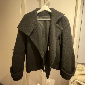 Arket jacka  - Säljer denna populära jackan ifrån arket. Den är använd mycket därav priset 💕