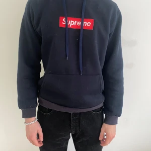 Supreme hoodie - Säljer en *supreme hoodie. OBS  ⚠️inte äkta. Den är i storleken S. Modellen på bilden är 180 och väger cirka 70 kg. Hör av dig vid frågor. 