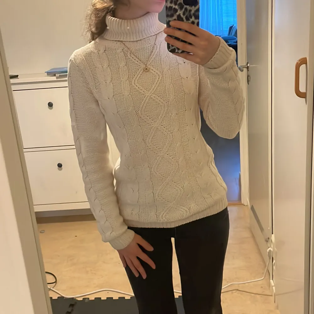 Säljer en supersnygg ljusbeige stickad turtle neck tröja. Skön passform, passar xs och s, och riktigt mysig till höst och vinter . Skicket är som ny och det är bara att kontakta för fråger eller fler bilder!🍂🤎. Tröjor & Koftor.