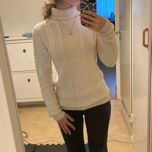 Beige stickad tröja - Säljer en supersnygg ljusbeige stickad turtle neck tröja. Skön passform, passar xs och s, och riktigt mysig till höst och vinter . Skicket är som ny och det är bara att kontakta för fråger eller fler bilder!🍂🤎