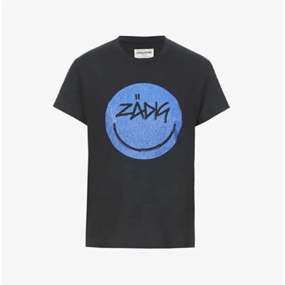 Säljer en svart t-shirt från Zadig & Voltaire med ett  smiley-tryck. Superfin men kommer inte till användning. Tröjan har tappat några av stenarna men det är inget som syns🩷Skriv vid frågor. T-shirts.