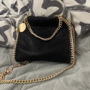 Väska - Säljer en Stella mc LIKNANDE väska 18cm Kontakta vid frågor🤗