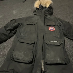 Canada goose jacka - Hej nu säljer jag min svarta canada goose som är i medelskick den är sönder vid båda handlederna och litet hål inuti jackan som jag har fixat med lite tejp. Priset är ej hugget i sten. Var inte rädd att ställa frågor,skriv om ni vill något. Den är ganska stor i storleken så den passar nog Small❄️