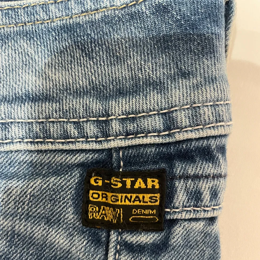 Säljer ett par  blå low waist jeans från G-Star RAW i bra skick. De har en cool tvättad look. Det står ingen storlek på byxorna men de passar bra på en 16 årig tjej.. Jeans & Byxor.