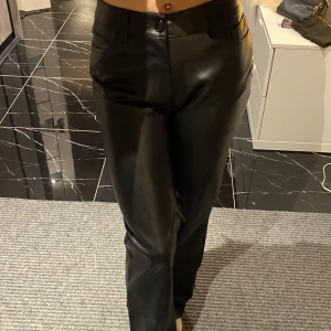 Skinnbyxor  - As snygga skinnbyxor med hög midja från Bikbok.