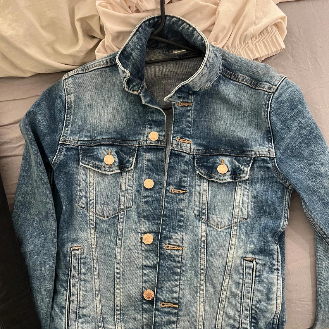 Svart och blå jeansjacka - 1