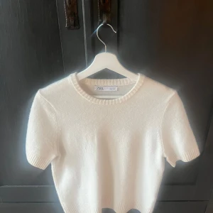 Vit kortärmad tröja från Zara - Säljer en superfin vit tröja från Zara i storlek M. Den passar mig som har xs också jätte fin använt två gånger❤️