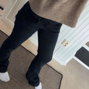 Svarta jeans från LTB - Säljer nu mina svarta/nattblåa LTB jeans i modellen valerie då måtten töjdes ut när jag använde dem vilket gjorde att dem va för stora för mig. Har använts ett par gånger men inga defekter som hål osv. W27 L34!