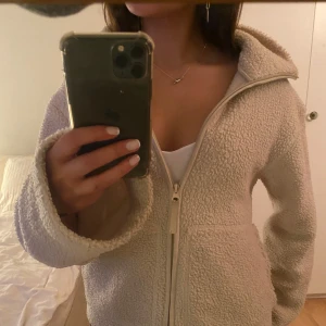 Beige teddyjacka - teddyjacka från hm i storlek xs, använd ett fåtal gånger 