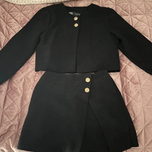 Set från Zara - Ett så snyggt set från Zara med kofta+kjol, säljer då kjolen tyvärr är för liten 💕 koftan är i storlek M och kjolen storlek S! 💕💕färgen är svart med guldiga knappar