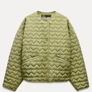 Grön quiltad jacka från Zara - Säljer en superfin grön jacka från Zara. Den har ett unikt hjärtmönster och knappar framtill. Perfekt för höst och vår. Jackan har långa ärmar och två fickor framtill. Den är i storlek S och är helt slutsåld🥰