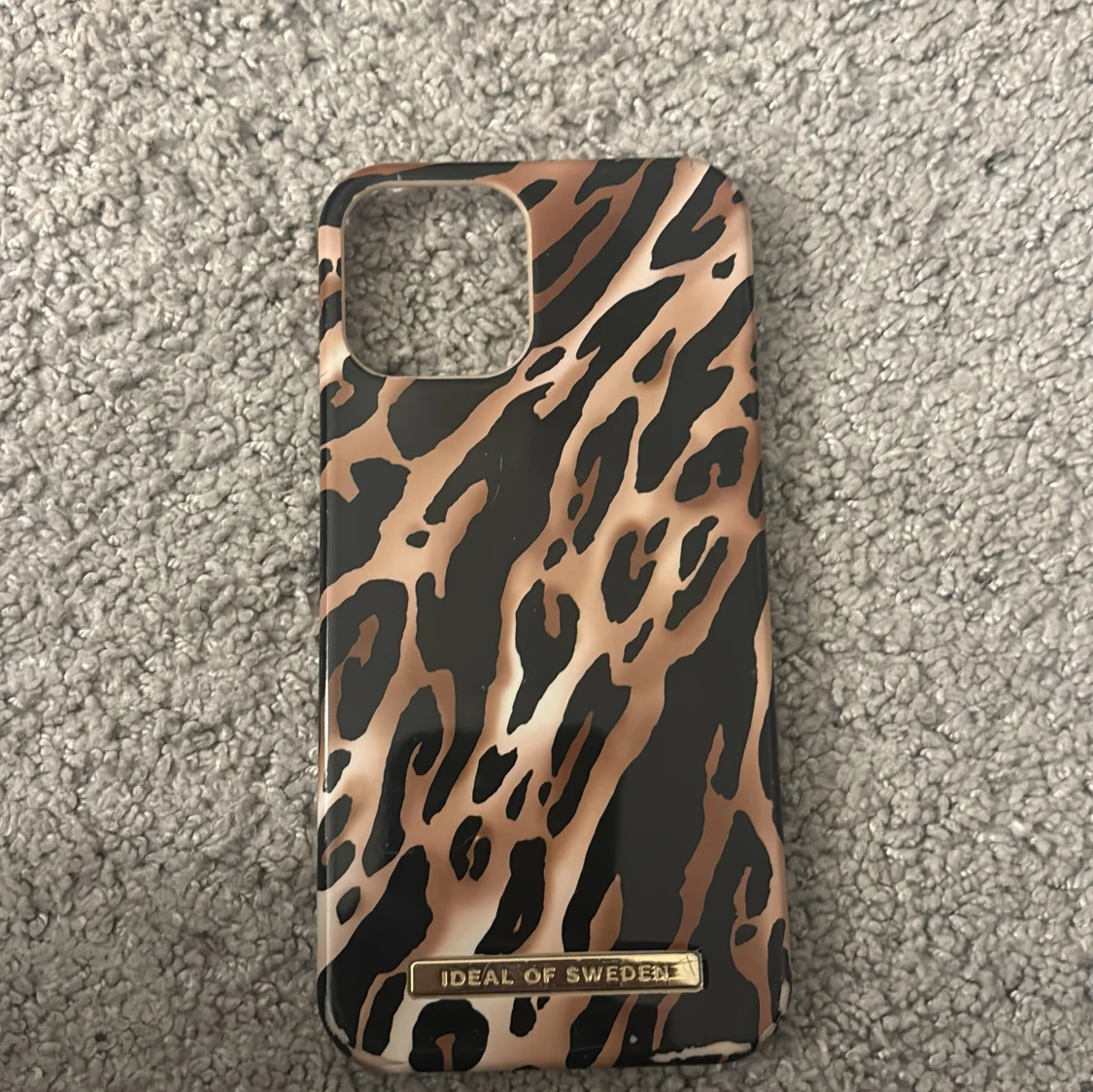 Leopardmönstrat mobilskal från iDeal of Sweden