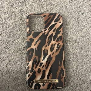 Leopardmönstrat mobilskal från iDeal of Sweden - Snyggt leopardmönstrat mobilskal från iDeal of Sweden. Skalet har en glansig finish och är perfekt för att ge din mobil en trendig look. Passar utmärkt för att skydda din telefon med stil. 🐆✨