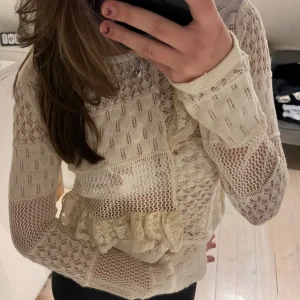 Beige spetsblus med volangdetaljer - Säljer en super ball beige spetsblus med volangdetaljer💕💕