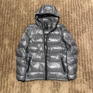 Höst/vinter jacka  - Super skön o snygg jacka i bra skick förutom en liten fläck som syns på bild! 🧤🧣