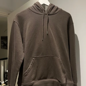 Brun hoodie  - Använd några gånger. 