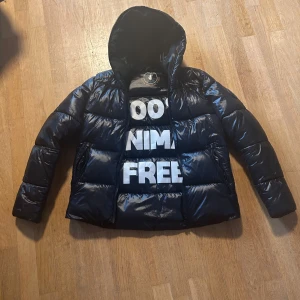 Svart pufferjacka från Save The Duck - Säljer min svart/väldigt mörkblå pufferjacka från Save The Duck som är modell edgard och ny skick. Passar 165-175 cm. Köpte den för två veckor sedan men säljer för den var för stor. Passar perfekt till Vinter. 100% äkta. Fråga gärna om fler bilder. Pris kan diskuteras.