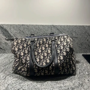 Dior monogram väska bowling bag - Intressekoll på denna vintageväskan från dior. Lite slitningar, men syns inte när den används, köpt på vestiare collective 💙Perfekt för både vardag och fest! 