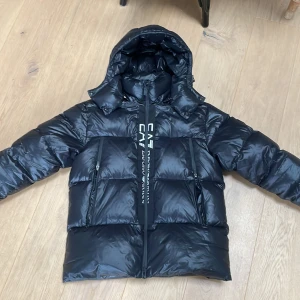 ARMANI vinterjacka - Armani jacka i bra skick 8/10 då den har ett litet hål i armen. 