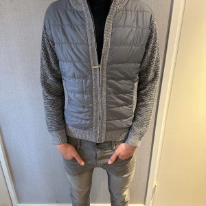 grå cardigan  - Cardigan till Hösten | Helt ny aldrig använd | :str S | Modellen är 185cm och väger 70kg | Skriv vid funderingar!