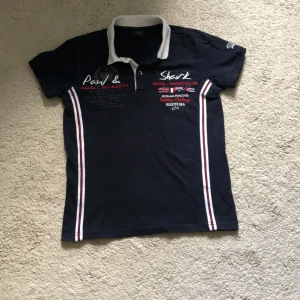Pike från Paul & Shark - Säljer en snygg navy blue pikétröja från Paul & Shark. Mycket bra skick och stilren. Om du har fler frågor så skriv privat🐟