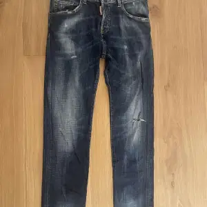 Säljer ett par snygga blå jeans från Dsquared2 i storlek 12Y. De har en cool slitning och en klassisk femficksdesign. Perfekta för både vardag och fest! 🕺Hör av er vid minsta fundering🙌 Nypris: 2500kr