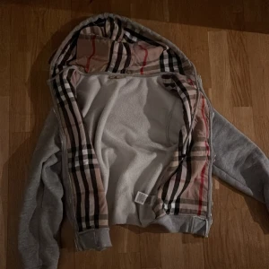 Burberry zip hoodie - Säljer den för den är för liten på mig. Skicket är i bra skick den är i stl M men sitter lite mindre skriv gärna i dm