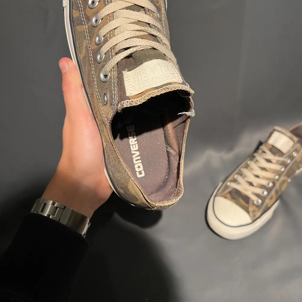 Feta Converse Chuck Taylor All Star i camo | Skick: 8,5/10 | Strl: Står 42 men passar 43 | Hör av dig om du undrar någonting!. Skor.