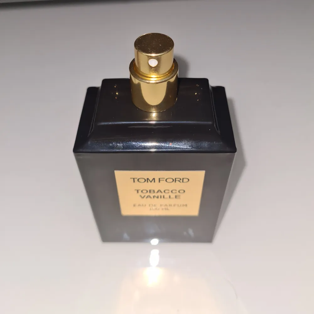 Säljer en lyxig Tom Ford Tobacco Vanille Eau de Parfum. Det är inte äkta fast doften är riktigt bra en blandning av tobak och vanilj, perfekt för en sofistikerad och varm känsla. Flaskan är på 100 ml. Priset kan diskuteras! . Parfym.