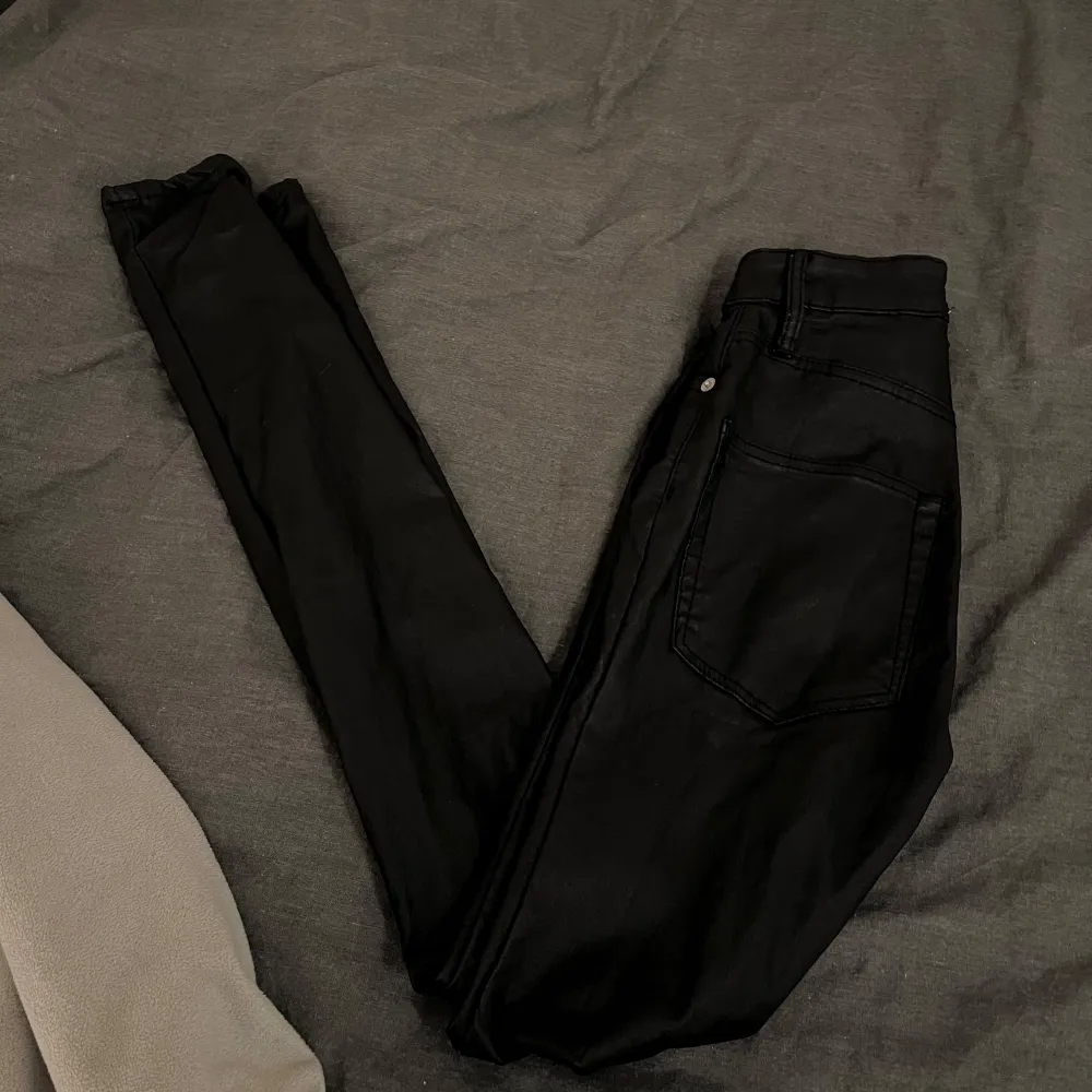 svarta lack/skinn skinny byxor från lager 157 stl xs bara använda en gång! 💓. Farkut & Housut.