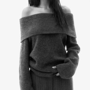offshoulder tröja stickad - Säljer en superfin mörkgrå offshoulder tröja som är perfekt för höst och vinter. Den är stickad och jätte mysig🥰 