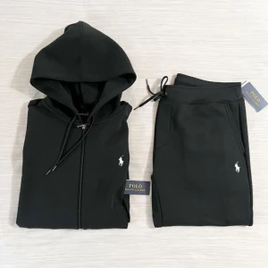 Tracksuit från Polo Ralph Lauren - Går att köpa hela tracksuiten eller bara koftorna, finns i alla storlekar, skriv till mig vid intresse, pris diskuteras via dm. 