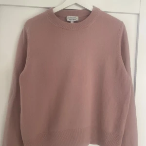 Rosa tröja från & Other Stories - Säljer en superfin rosa tröja från & Other Stories. Den är i ett mjukt material och har en klassisk rund halsringning. Perfekt för både vardag och mysiga höstkvällar.