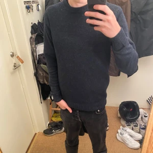 Mörkblå stickad tröja från Solid - Säljer en snygg mörkblå stickad tröja från Solid i storlek S. Perfekt för kyliga dagar med sin mjuka och bekväma passform. Tröjan har långa ärmar och ribbade kanter vid ärmslut och nederkant. Passar både till vardags och lite finare tillfällen!