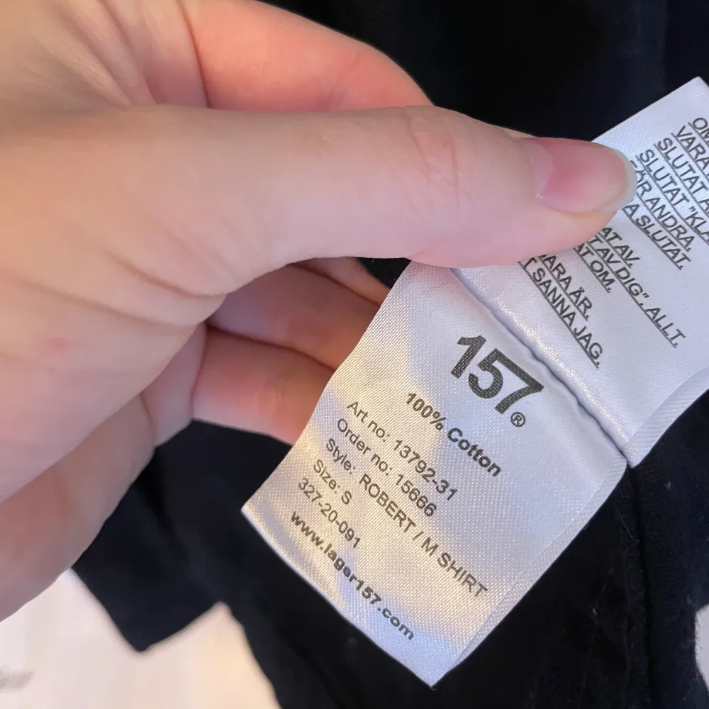 Säljer en svart overshirt från 157 i 100% bomull. Den har en klassisk krage och knappar framtill. Perfekt för höst och vår, med en normal passform som funkar till det mesta. Grym att ha över en tröja eller som tunn jacka. Storlek S men sitter ungefär som en oversized M. Takit.