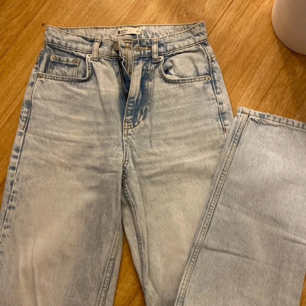 Säljer ett par ljusblå jeans från Perfect Jeans i storlek 32. De har en klassisk femficksdesign och är i bra skick. Perfekta för vardagsbruk med en straight passform som ger en avslappnad look. Passar till alla tillfällen!. Jeans & Byxor.